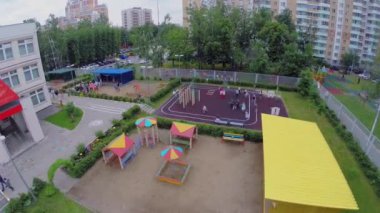 Çocuklar anaokulu oyun alanında oynuyor