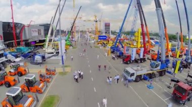 Uluslararası İhtisas Fuarı'nda insanlar makinelerin yanında yürüyor