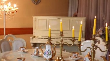 Porselen tabaklar ve ışıklı mumlar ve lamba seti ile masa