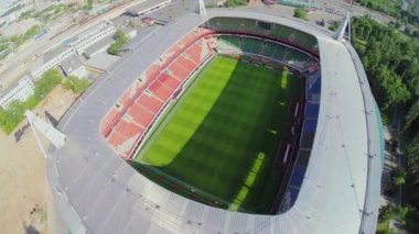 İlkbaharda Lokomotif spor arenasının yeşil futbol sahası