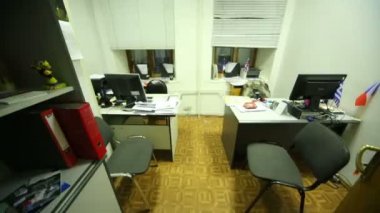Ofis odası, pencereler yarı panjur ile kapalı.