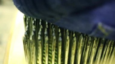 Kot eşek keskin çivi çok sandalyede oturur