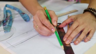 Kadın terzi kağıt onun Studio, desen çizimi, el