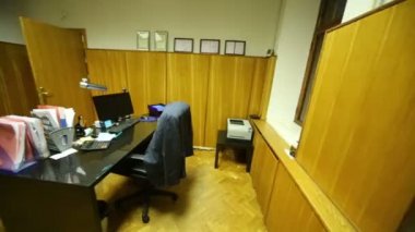 Çalışma yeri, monitör, ticari kağıtlar ile ofis odası
