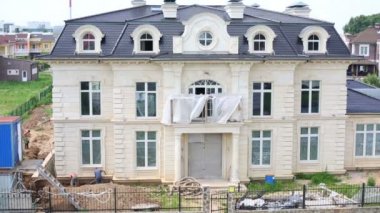 Üç işçi inşaat aşamasında yeni iki katlı yazlık yakınında çalışmak