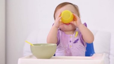 Elbiseli küçük şirin çocuk sandalyesi ve içecekler oturur