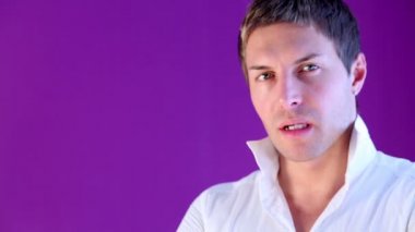 stand-up yaka pozlar ve kameraya gülümsüyor ile gömlek adam.