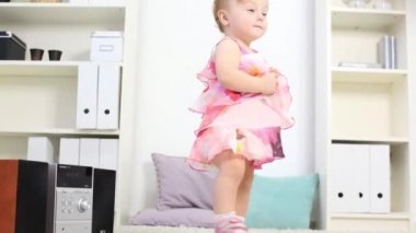 Küçük kız stereo pikap sistem halı odasında evde devam ediyor