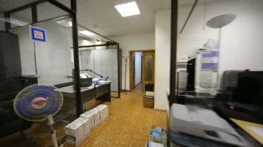 Saydam bölümleri ile oda ofis yürürken.