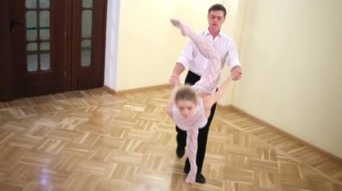 Kostümleri dansçılar bir çift bir akrobatik numara gerçekleştirir