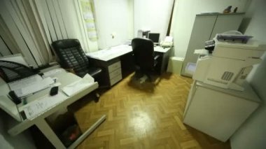 Oda iki çalışma yerleri ve Ofis donanımı ile.