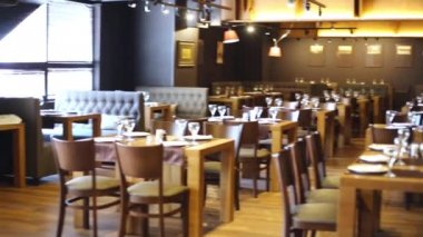 Servis tabloları ile restoran salonuna panoramik genel bakış.