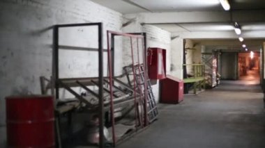 Endüstriyel binada depolama alanı koridoru.