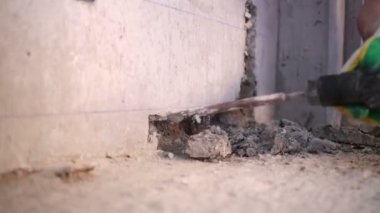 Yatay karık perforator kullanarak beton duvar yapım.