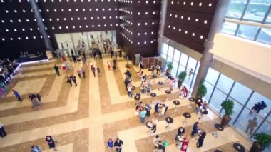 Yürüyen insanlarla ferahlık odasının en iyi görünümü