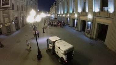 Makine tiyatro yakınında insanların kalabalık ile Arbat sokak temizler