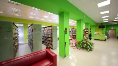 Rusya Devlet Gençlik Kütüphanesi salonunda kitaplık sıraları.