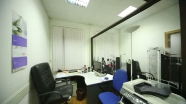 Bölümleri olan çalışma yerleri için genel ofis odası.