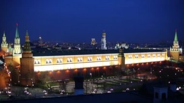 Moskova'da gece Ivan Büyük çan kulesi ve Kremlin duvarları