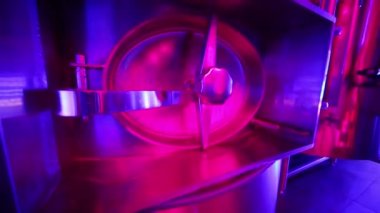 MICROBREWERY, kapağı kapalı kapağı ile dikey çelik tank.