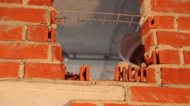 Perforatör tarafından duvarda delik açma işi yapan işçinin yüzü