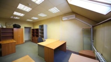 Bir sürü boş kütüphaneler ve çalışma masaları ile oda geniş ofis