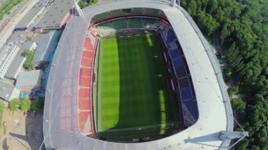 İlkbahar güneşli gününde Lokomotif spor arenası yakınlarındaki sokakta trafik