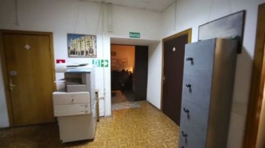 Koridoru kontrol noktası ve çıkış office kattan hareket.