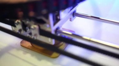 Çalışma modern 3d-yazıcı yuvarlak parçası yapma yakın çekim