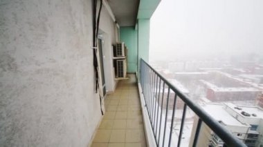 Balkon ve karlı kış günü kar fırtınası ile birçok binalarda