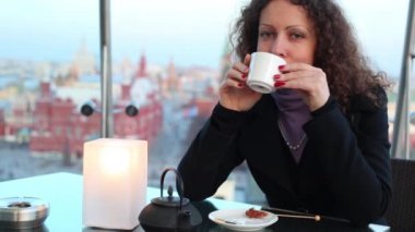 Kadın içecekler çay Kremlin manzaralı Restoran