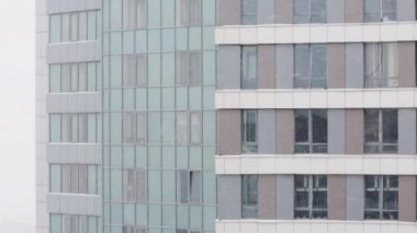 Çok penceresi olan bina, sıkıcı kış günü kar yağışı sırasında