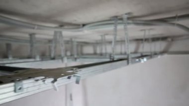 Yeni daire asılı tavan için metal profil çerçeve yapılmış