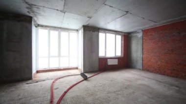 Son işlem den yapılmadan inşaat halindeki binada radyatörlü düz