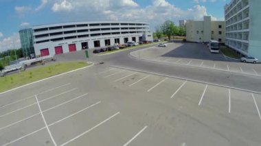 Çok katlı park yeri binasının yakınına park etmiş birkaç araba