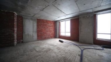 Yapım aşamasındaki binada tuğla duvarlı daire