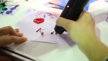 Modern cihaz ile kırmızı plastik mürekkep ile çocuklar el yazısı