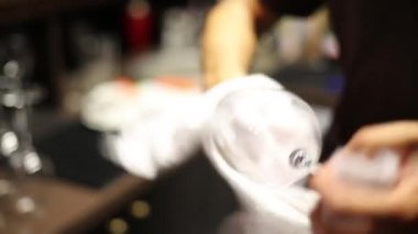 Erkek el ıslak kök camını beyaz kuru peçete ile silin.