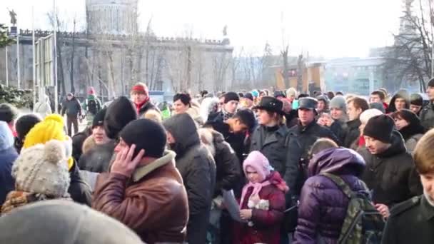 As pessoas esperam começar um piquenique em Moscovo . — Vídeo de Stock