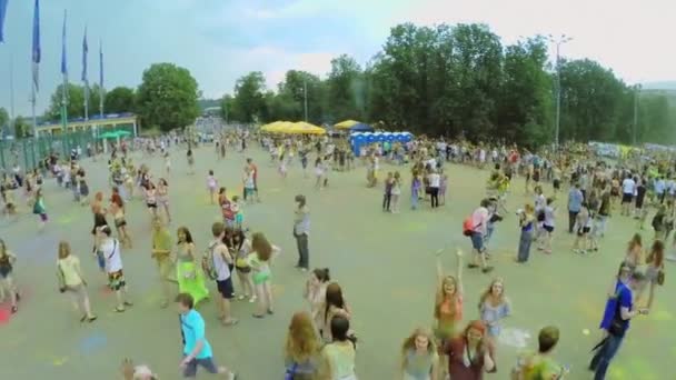 Parc avec des gens qui célèbrent les vacances de peintures indiennes Holi — Video