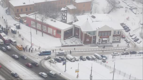 Ovansida av bilar och vägen under snöfall på vinterdag — Stockvideo