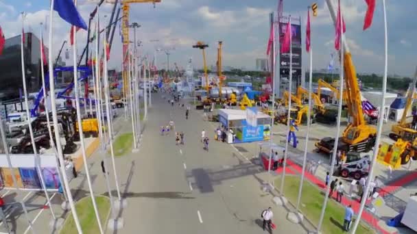 Besucher gehen bei Fachausstellung in die Nähe von Maschinen — Stockvideo