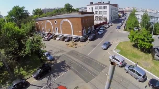 Bilar rida med korsningen nära motor depå för post service i Ryssland — Stockvideo