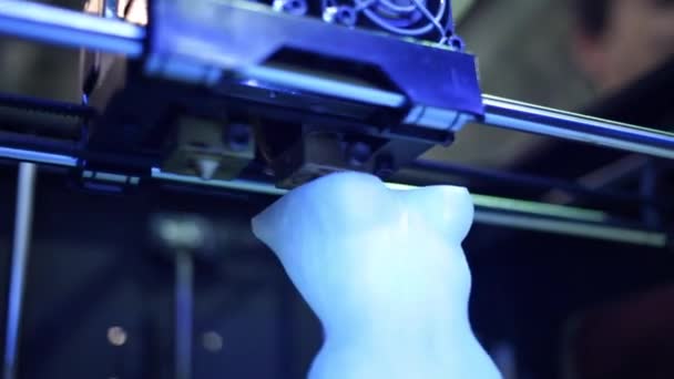 Nær ved å arbeide med 3D-printer og lage skulpturer – stockvideo