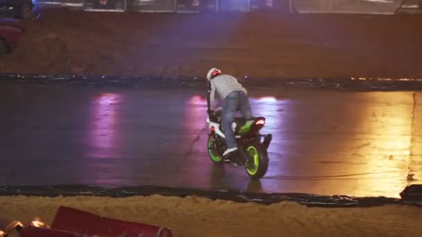 Biker réchauffe caoutchouc sur spectacle de divertissement sportif — Video