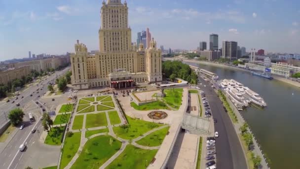 Parc près de l'hôtel Ukraine sur le quai de la rivière avec des navires — Video