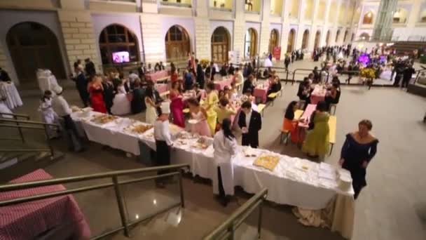 Les gens mangent à la cantine au 11ème bal viennois à Gostiny Dvor — Video