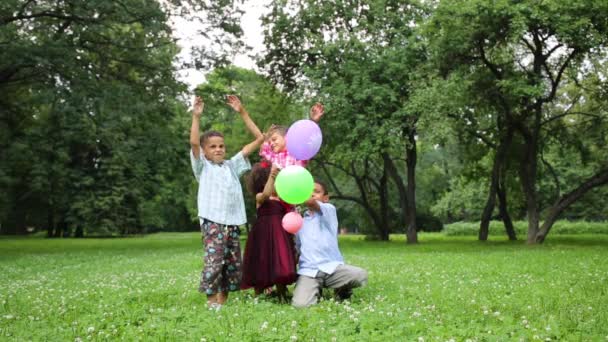 Barn som leker med ballonger och släpper ut det i luften — Stockvideo