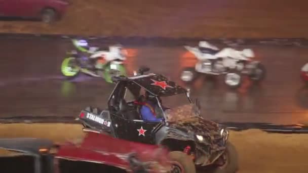 Kleinwagen fährt auf einer Sandarena bei Sport- und Unterhaltungsshow — Stockvideo