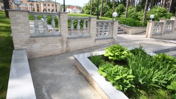 Gran mansión hermosa con torre y escalera en el parque con pinos — Vídeos de Stock